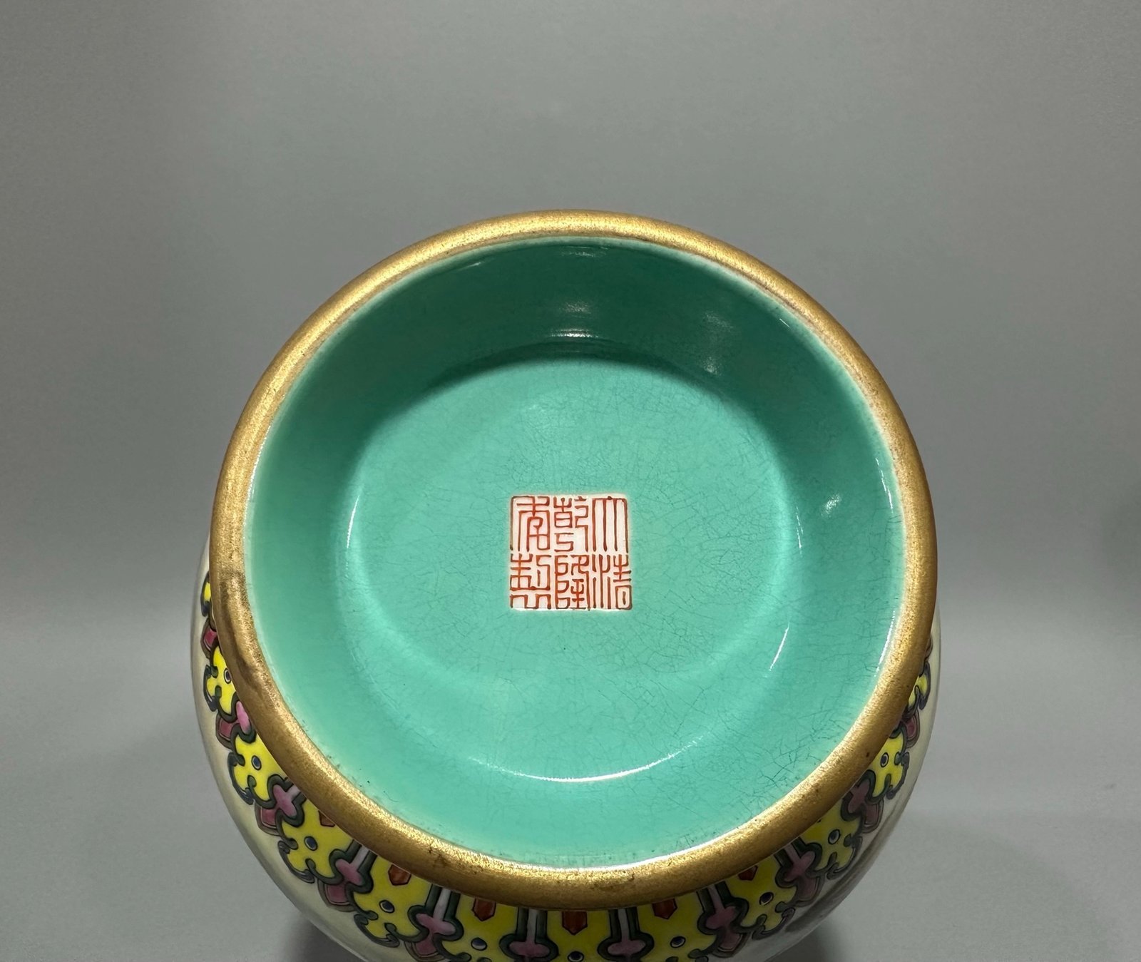 Qing Dynasty Qianlong an enamel-colored garlic vase