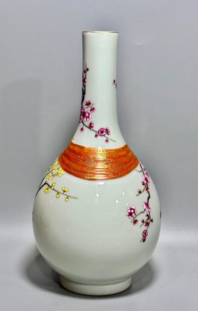 Qing Dynasty Qianlong pastel alum vase with red ribbon and gold flowers