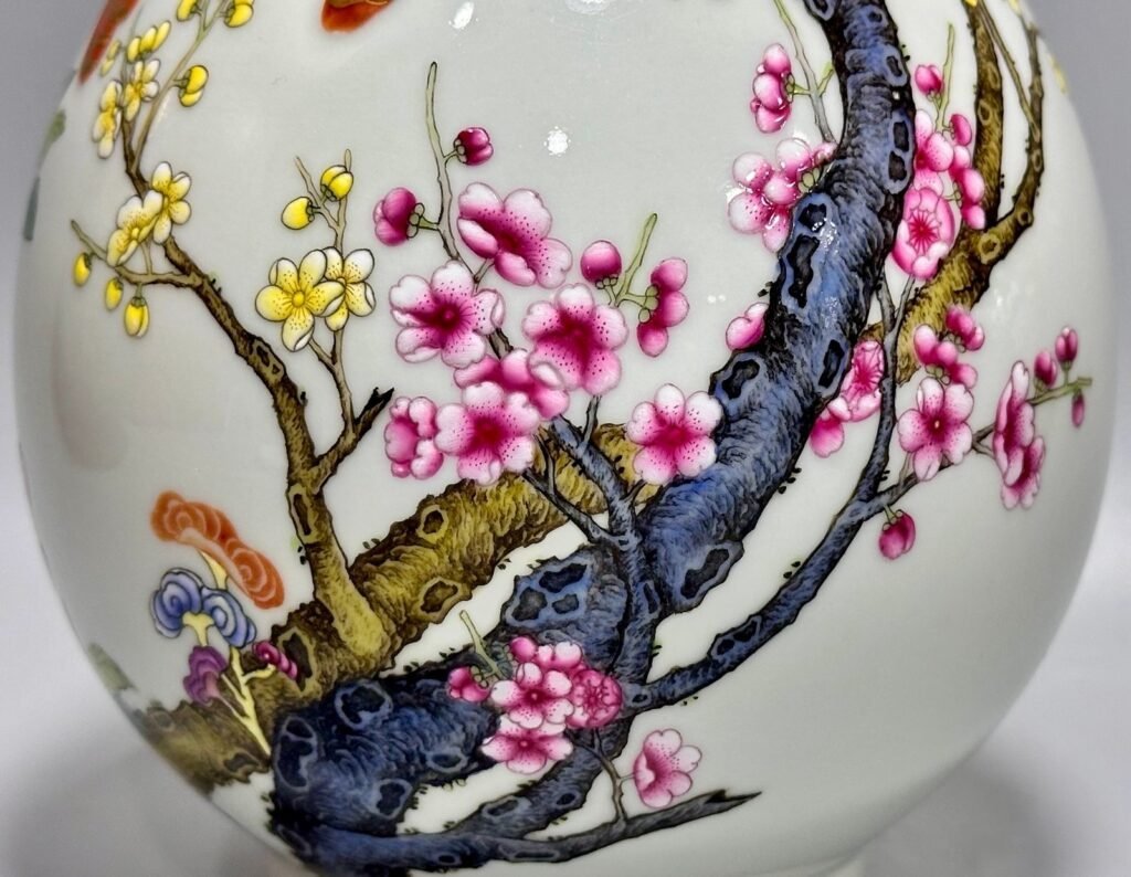 Qing Dynasty Qianlong pastel alum vase with red ribbon and gold flowers