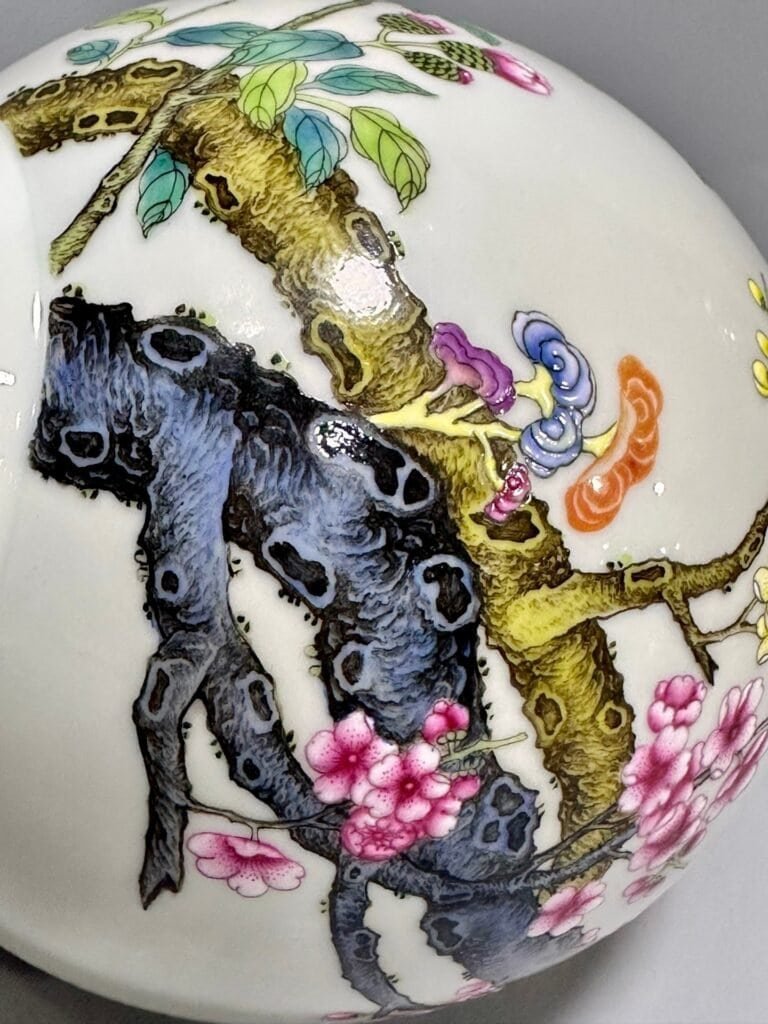 Qing Dynasty Qianlong pastel alum vase with red ribbon and gold flowers