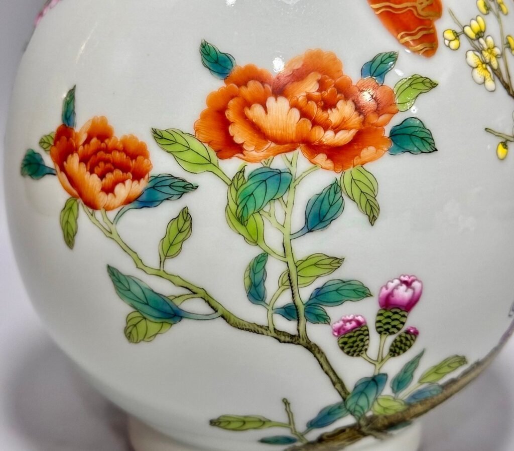 Qing Dynasty Qianlong pastel alum vase with red ribbon and gold flowers