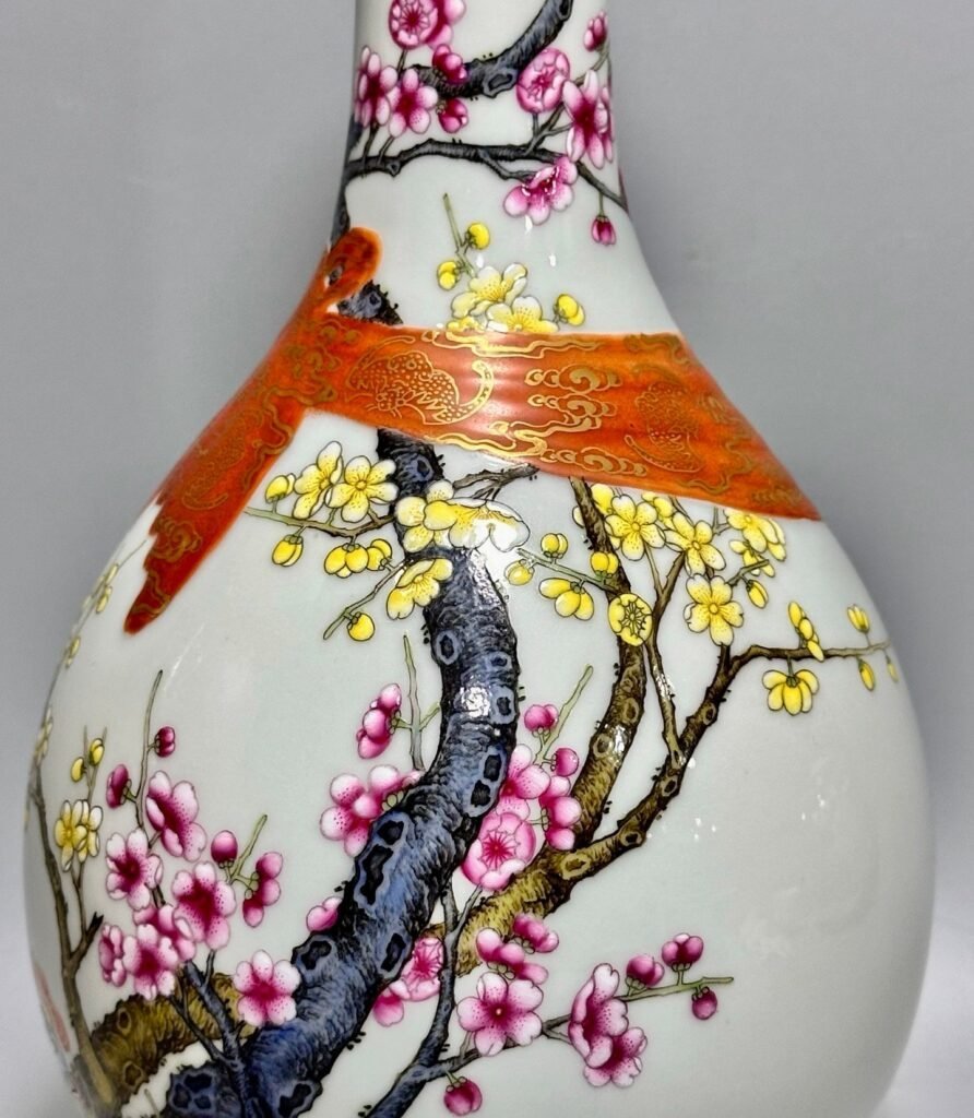 Qing Dynasty Qianlong pastel alum vase with red ribbon and gold flowers