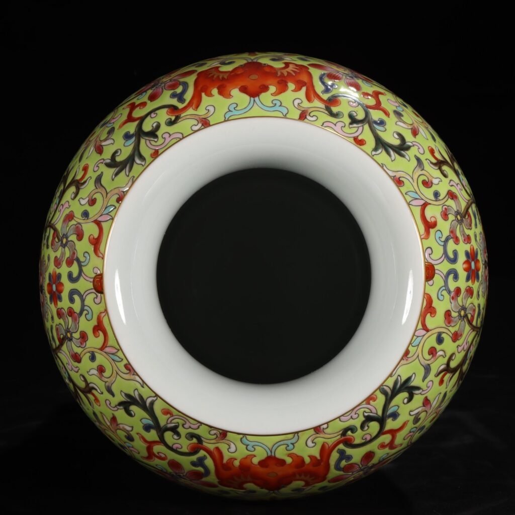 Qing Dynasty Qianlong pastel-yellow ground lotus lotus amphora