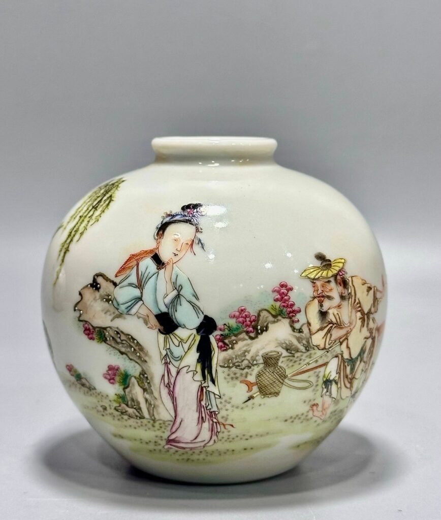 Qing Dynasty Yongzheng small pastel pot with character