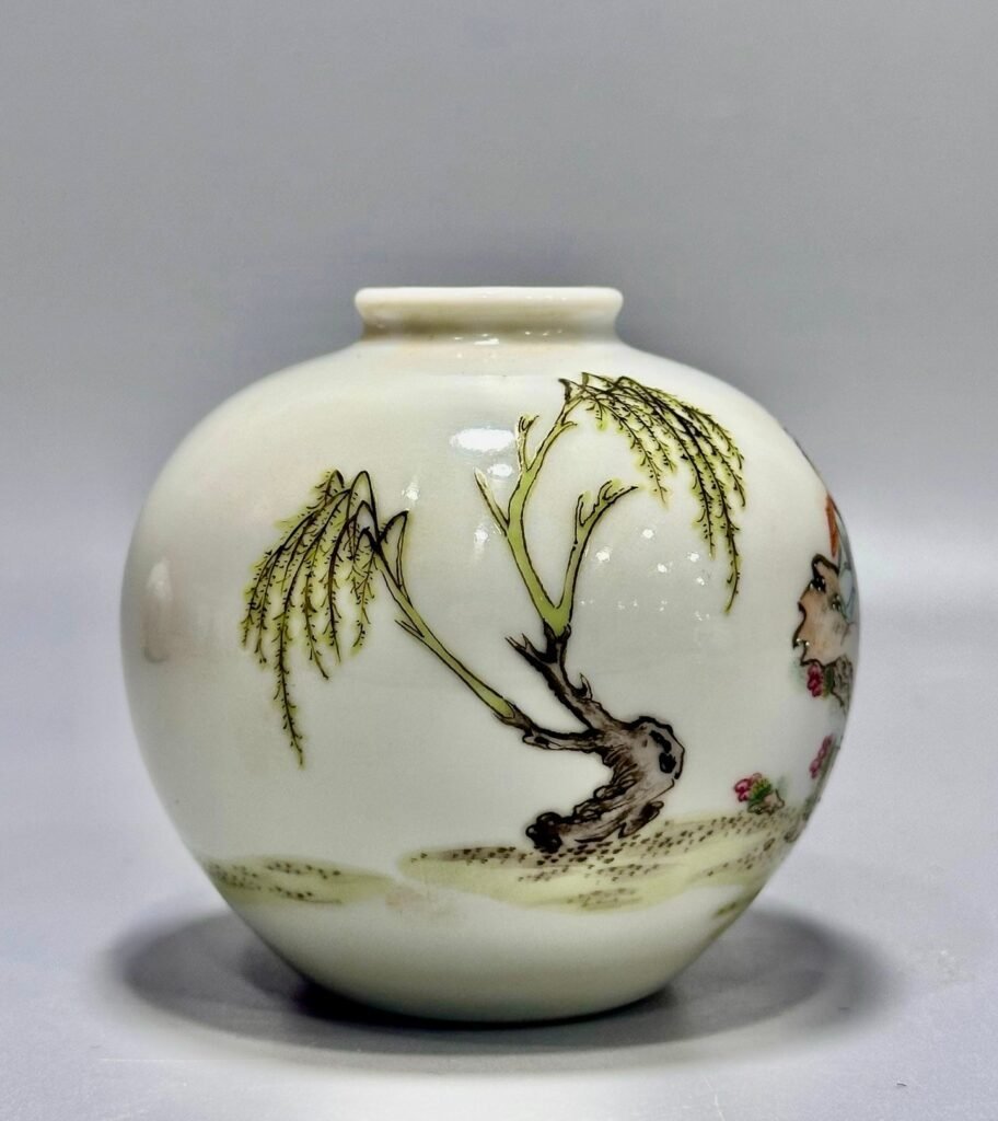 Qing Dynasty Yongzheng small pastel pot with character