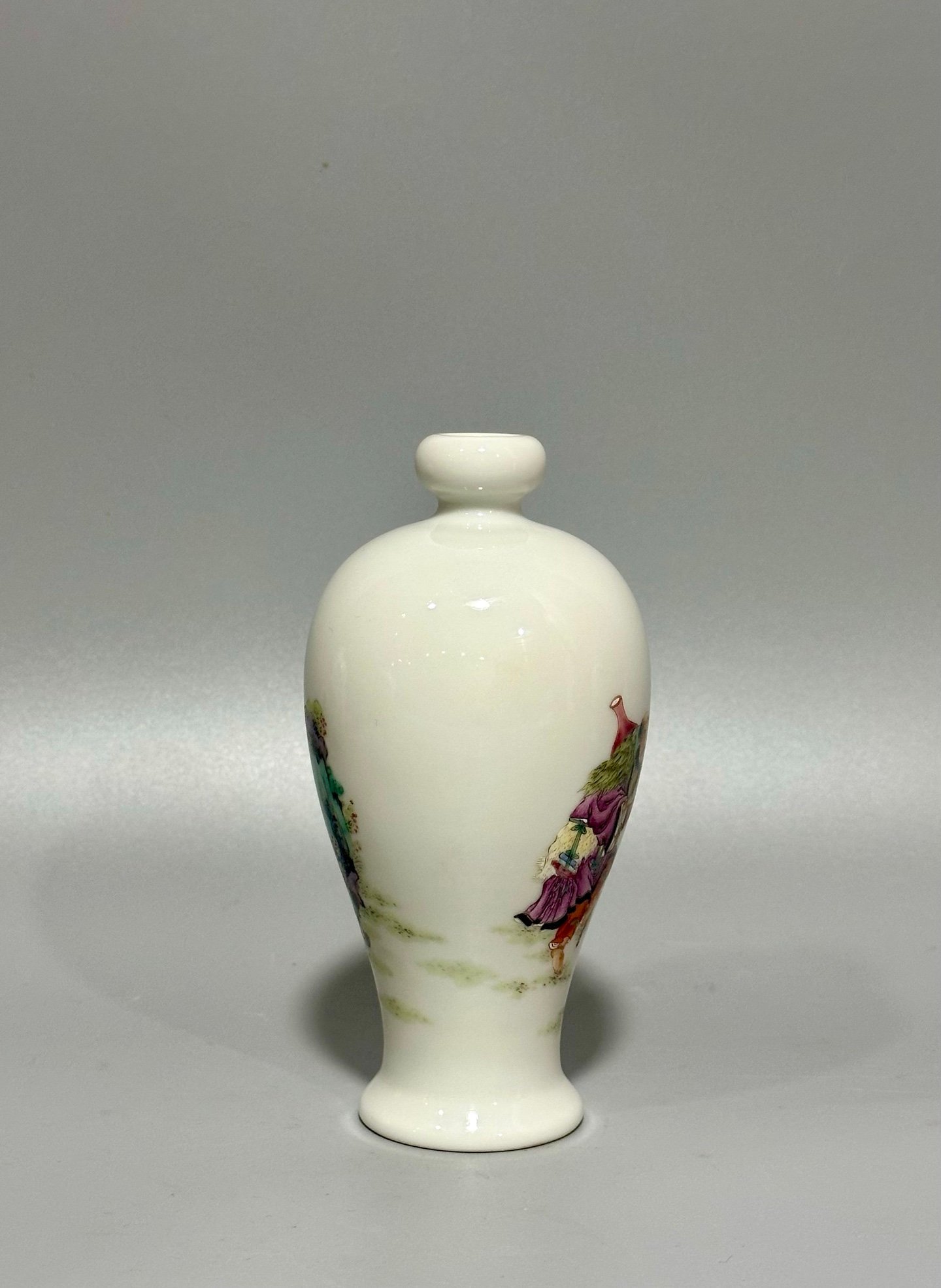 Qing Dynasty Yongzheng pastel plum vase