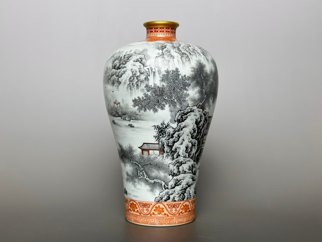 Qing Dynasty Yongzheng alum red and gold border plum vase