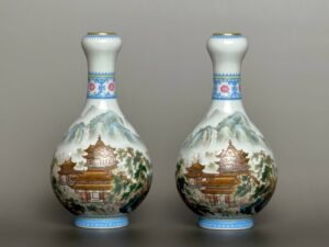 Qing Dynasty Yongzheng emerald greens on the edges poems about landscapes garlic bottle