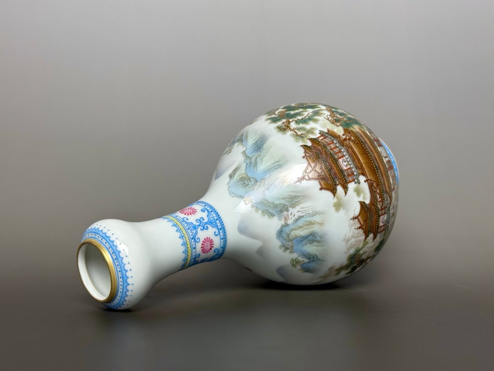 Qing Dynasty Yongzheng emerald greens on the edges poems about landscapes garlic bottle