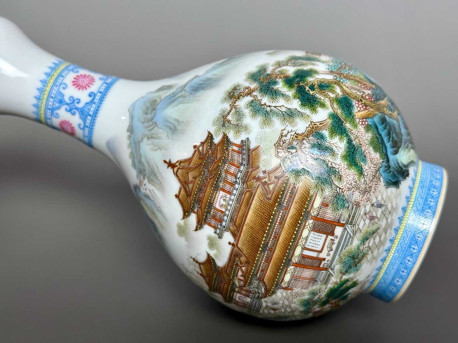 Qing Dynasty Yongzheng emerald greens on the edges poems about landscapes garlic bottle