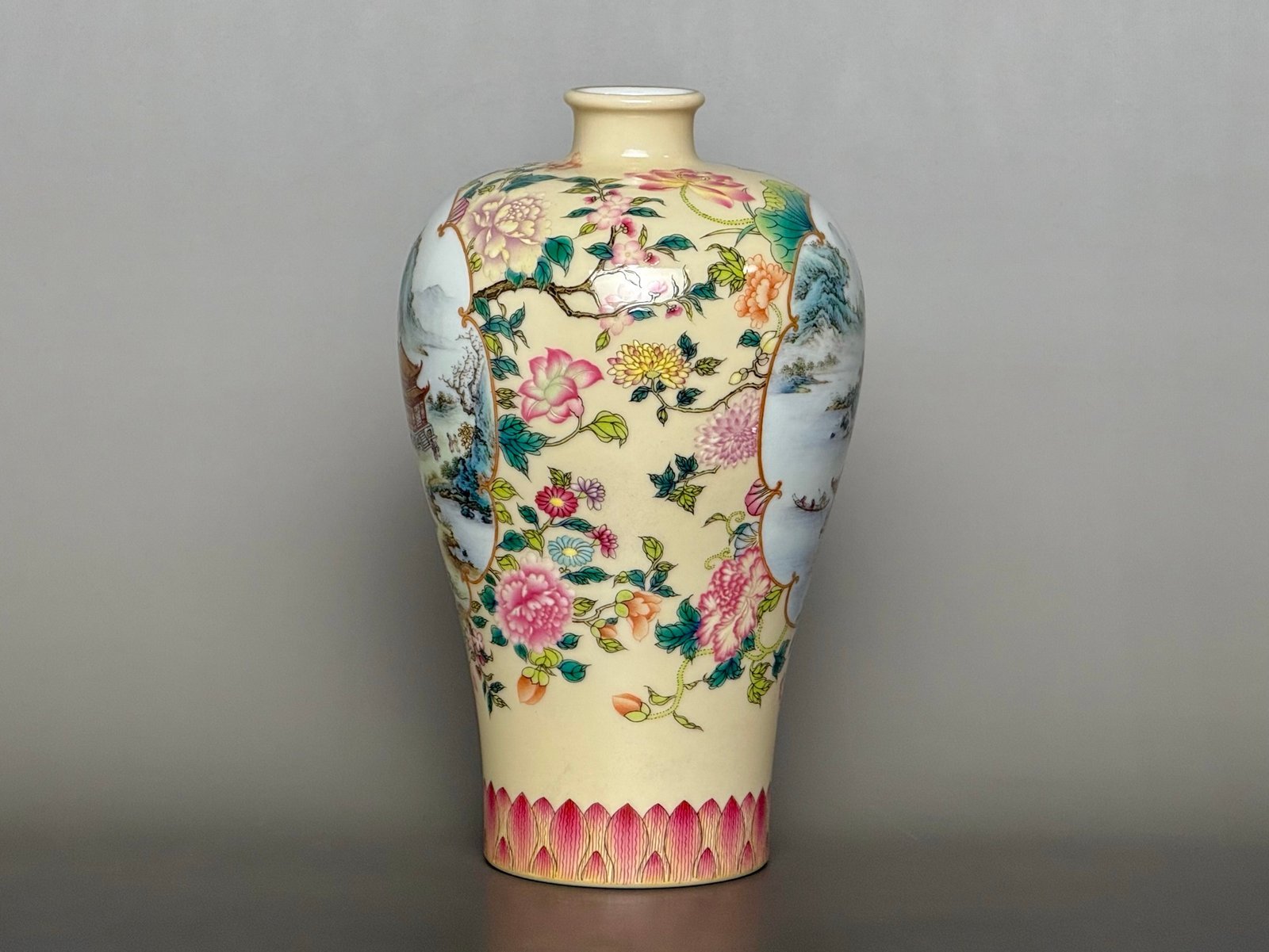 Qing Dynasty Yongzheng ivory yellow ground with hundred landscape window golden plum vase