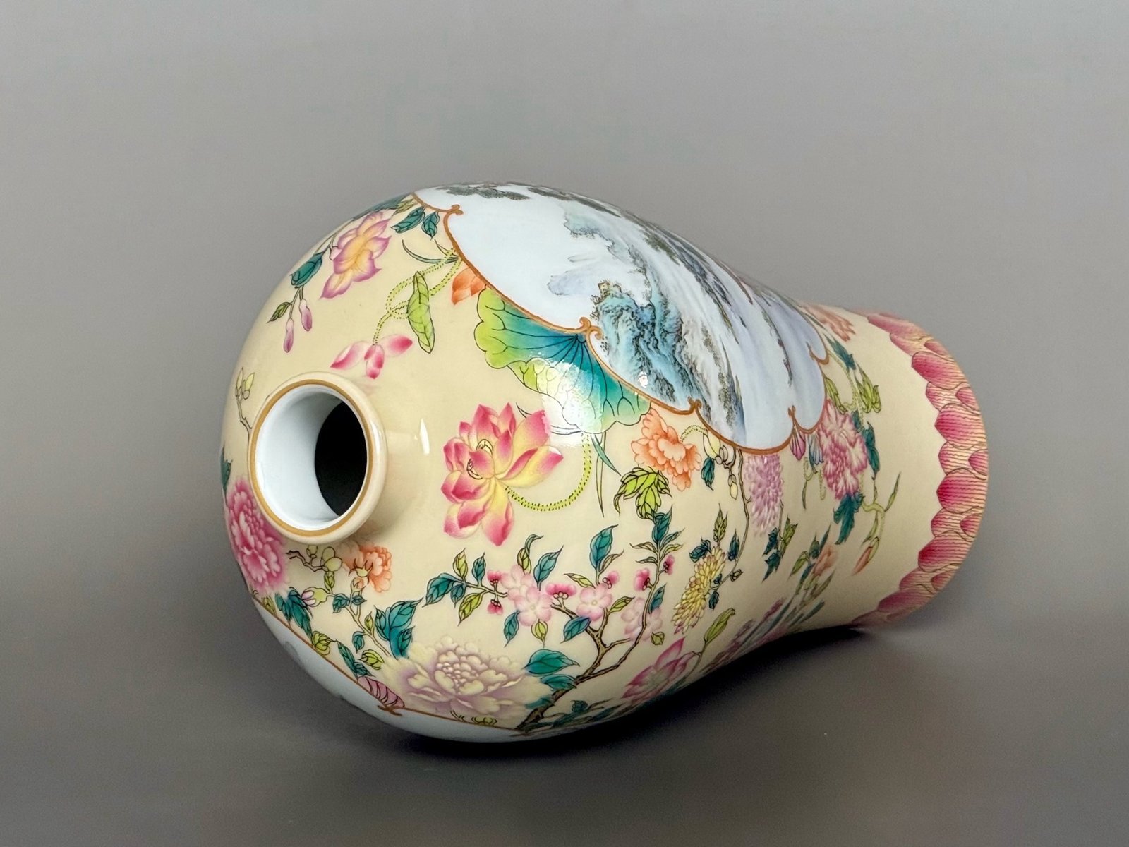 Qing Dynasty Yongzheng ivory yellow ground with hundred landscape window golden plum vase