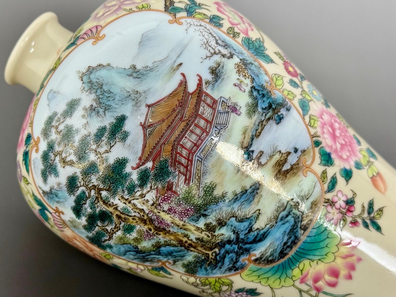 Qing Dynasty Yongzheng ivory yellow ground with hundred landscape window golden plum vase
