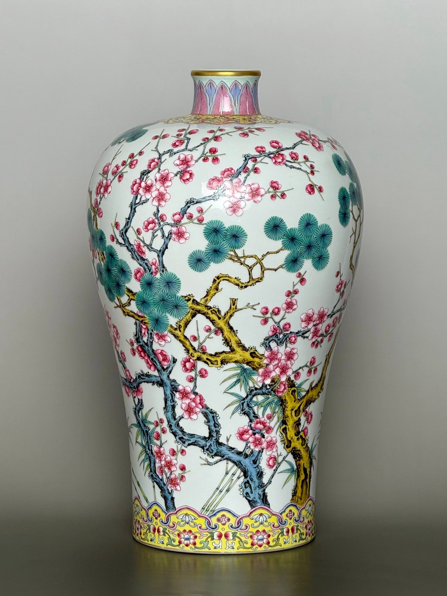 Qing Dynasty Yongzheng the yellow ground is decorated with gold lines plum vase