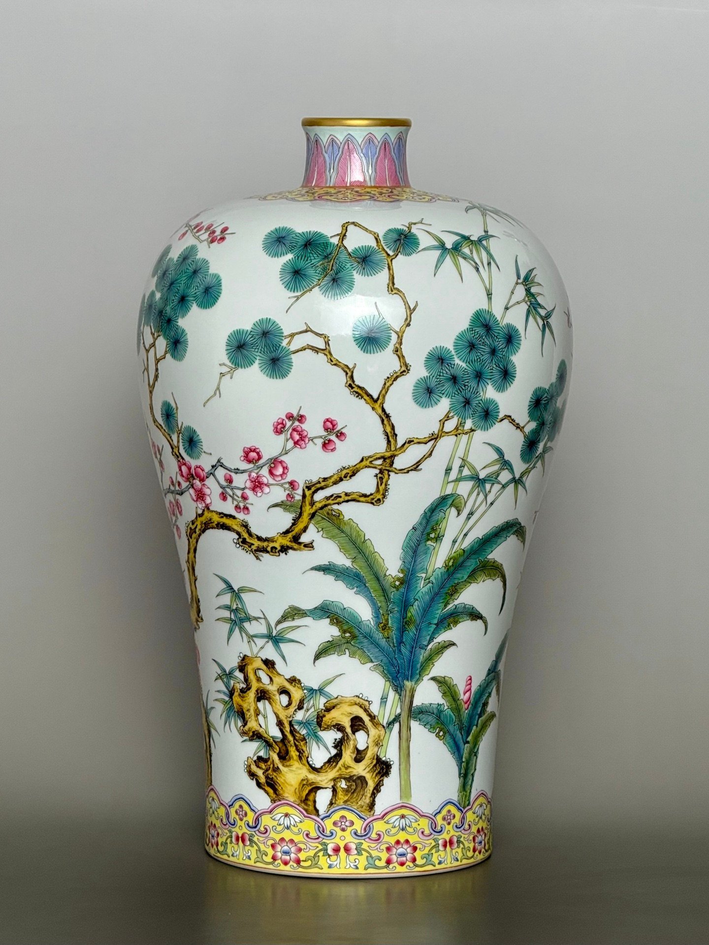 Qing Dynasty Yongzheng the yellow ground is decorated with gold lines plum vase