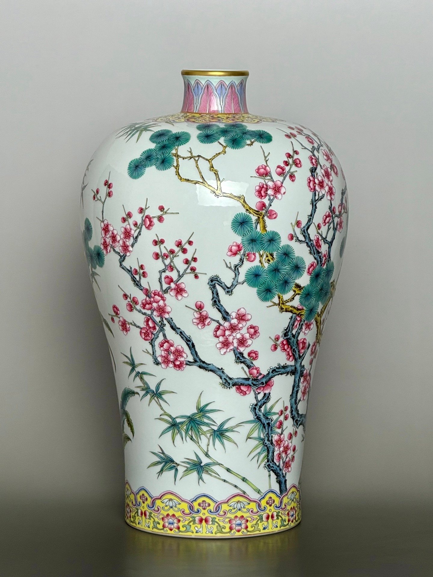 Qing Dynasty Yongzheng the yellow ground is decorated with gold lines plum vase