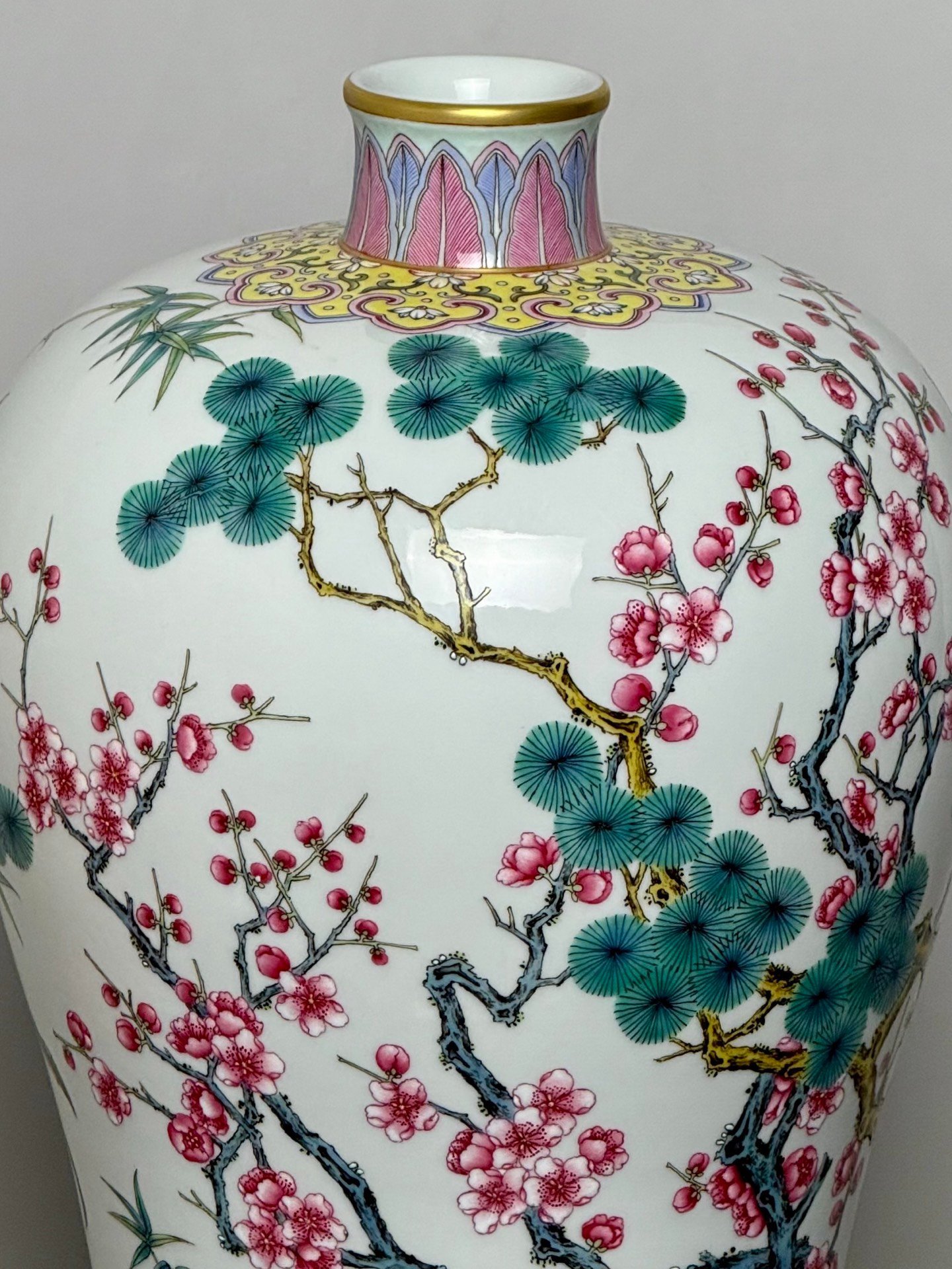 Qing Dynasty Yongzheng the yellow ground is decorated with gold lines plum vase
