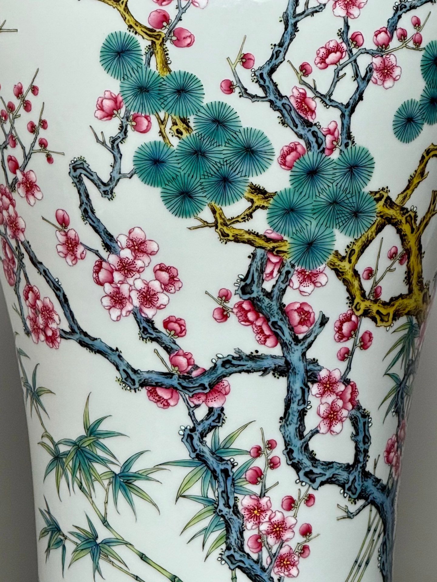 Qing Dynasty Yongzheng the yellow ground is decorated with gold lines plum vase