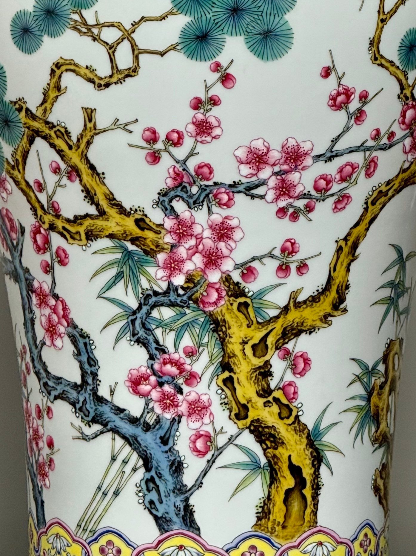 Qing Dynasty Yongzheng the yellow ground is decorated with gold lines plum vase