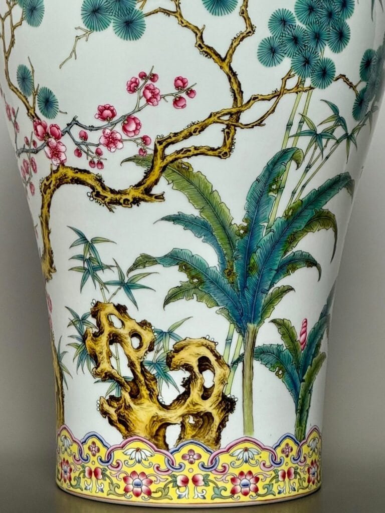 Qing Dynasty Yongzheng the yellow ground is decorated with gold lines plum vase