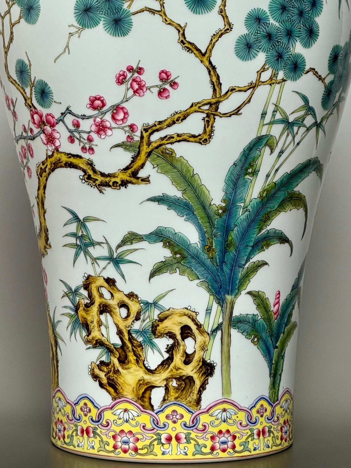 Qing Dynasty Yongzheng the yellow ground is decorated with gold lines plum vase