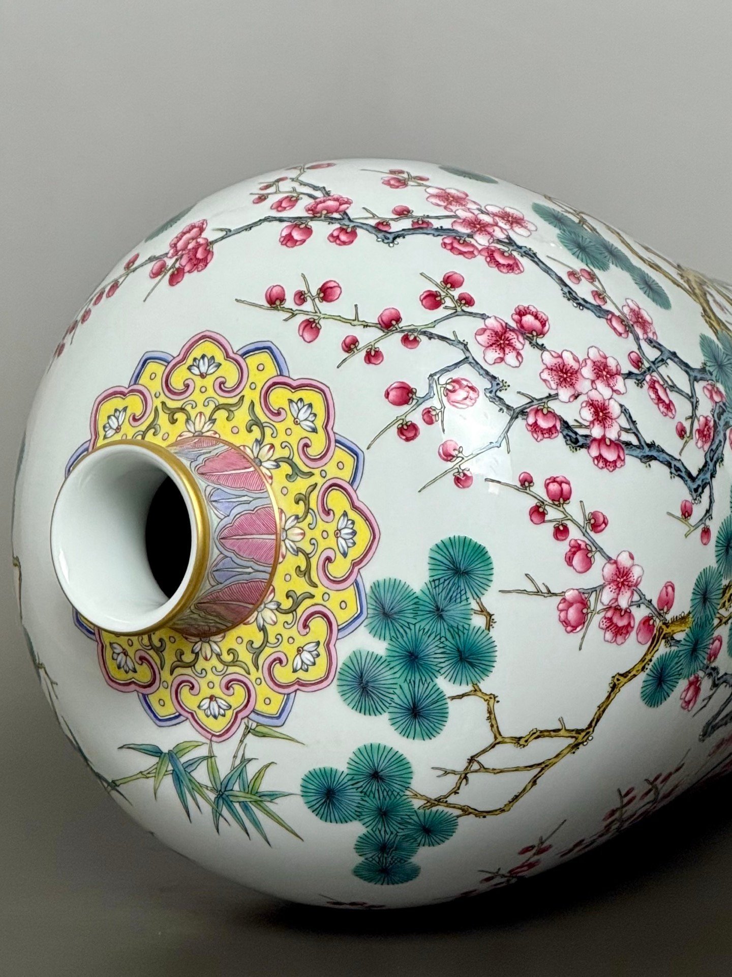 Qing Dynasty Yongzheng the yellow ground is decorated with gold lines plum vase