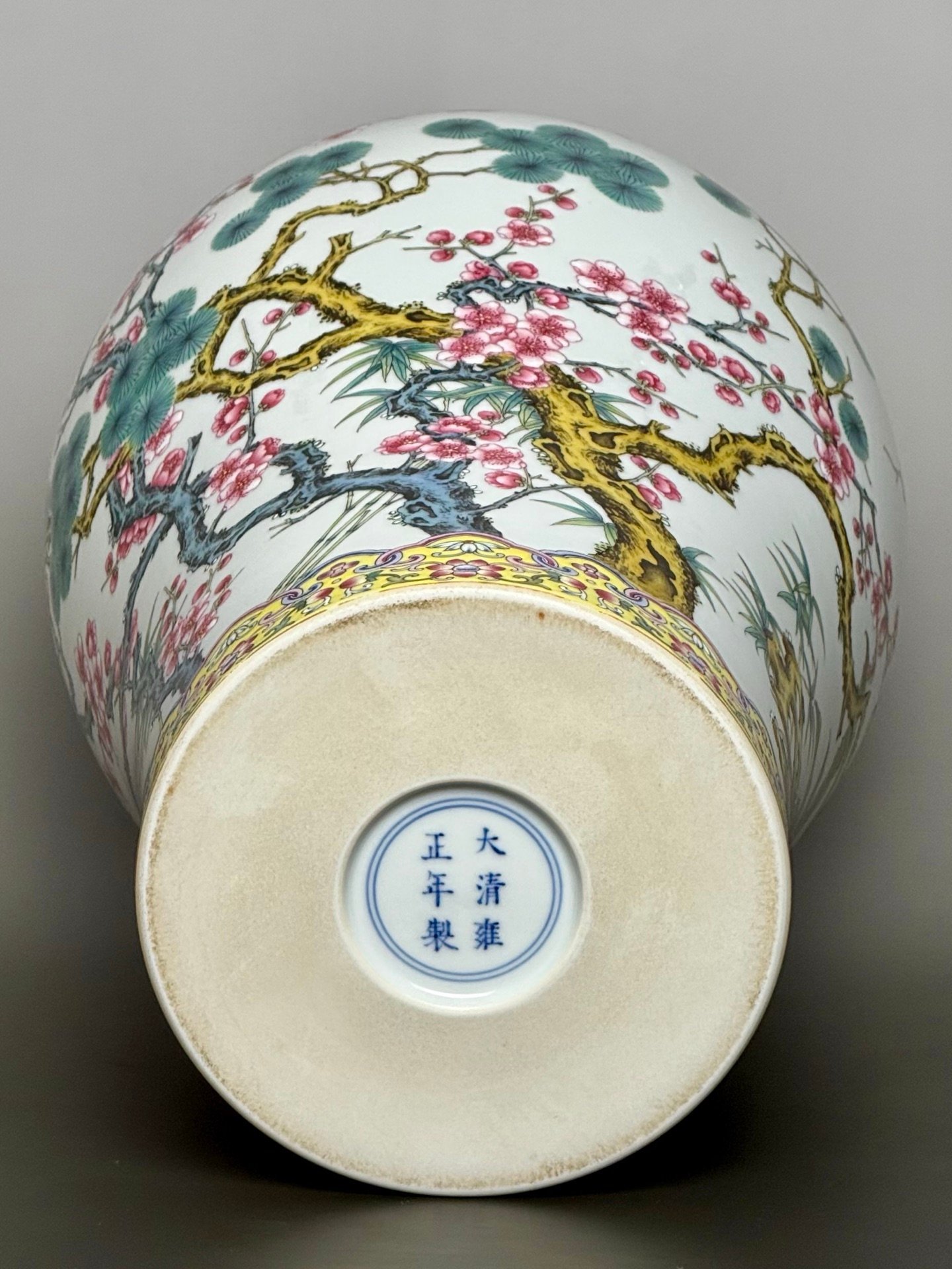 Qing Dynasty Yongzheng the yellow ground is decorated with gold lines plum vase