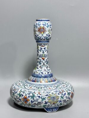 Qing Dynasty Yongzheng this vase is decorated with colorful branches