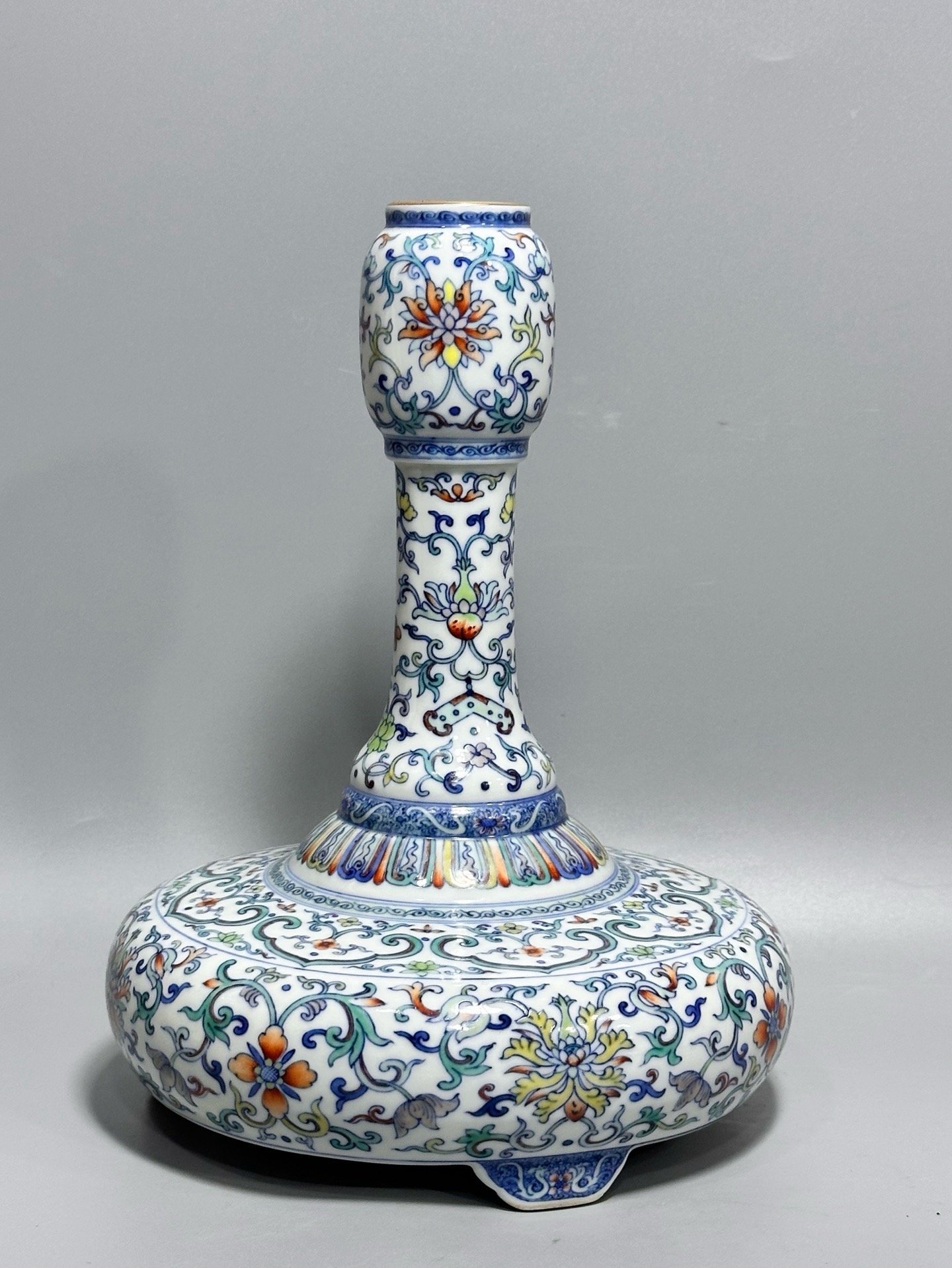 Qing Dynasty Yongzheng this vase is decorated with colorful branches