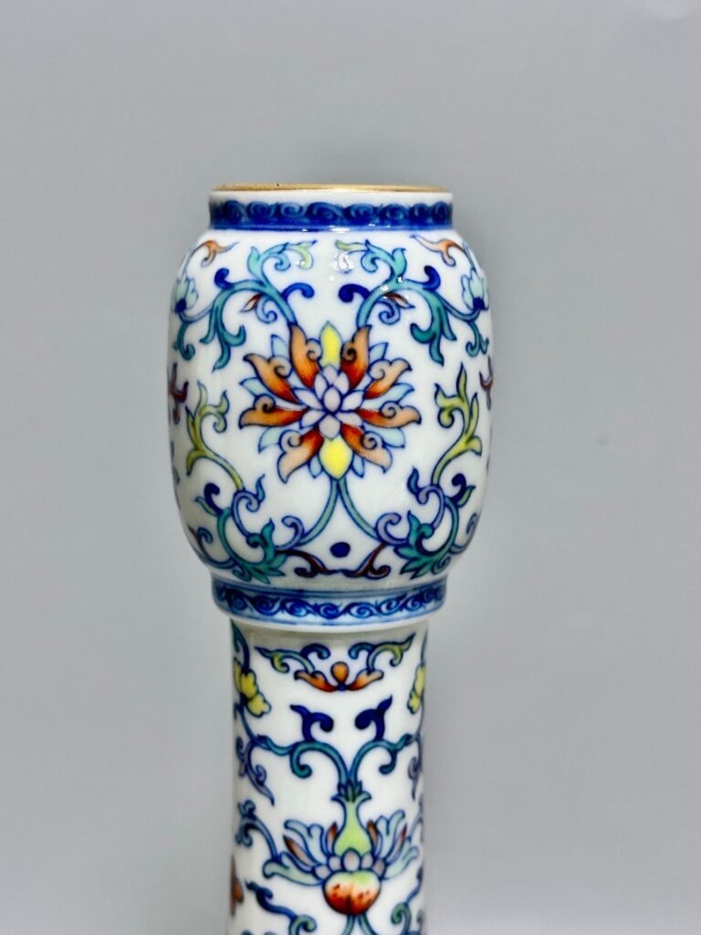 Qing Dynasty Yongzheng this vase is decorated with colorful branches