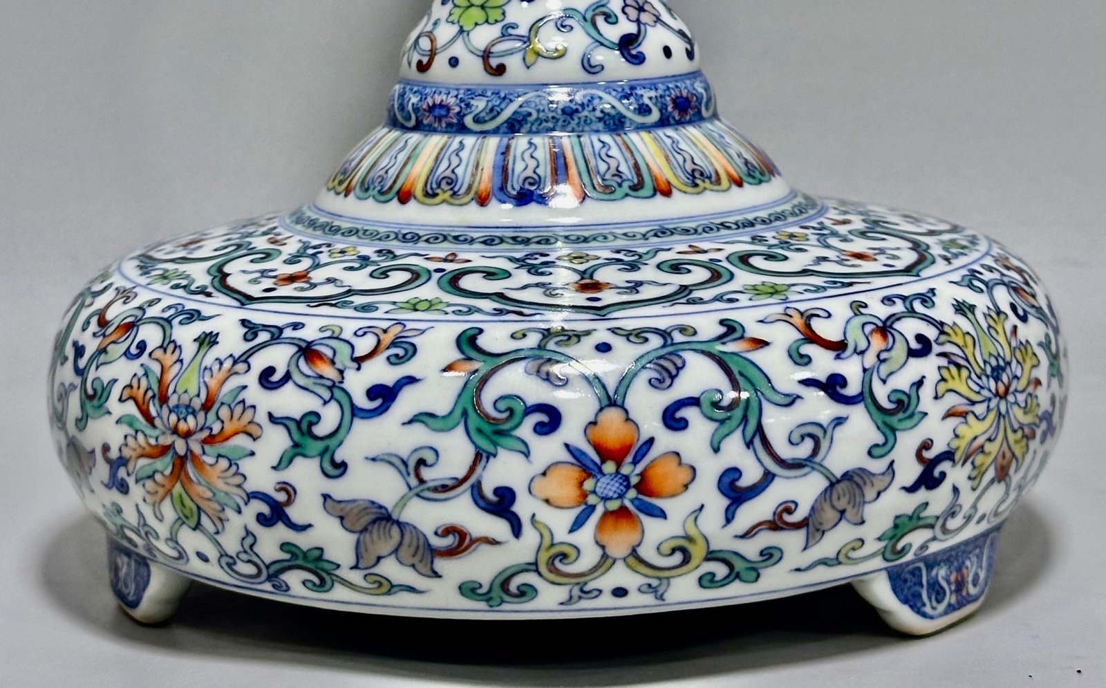 Qing Dynasty Yongzheng this vase is decorated with colorful branches