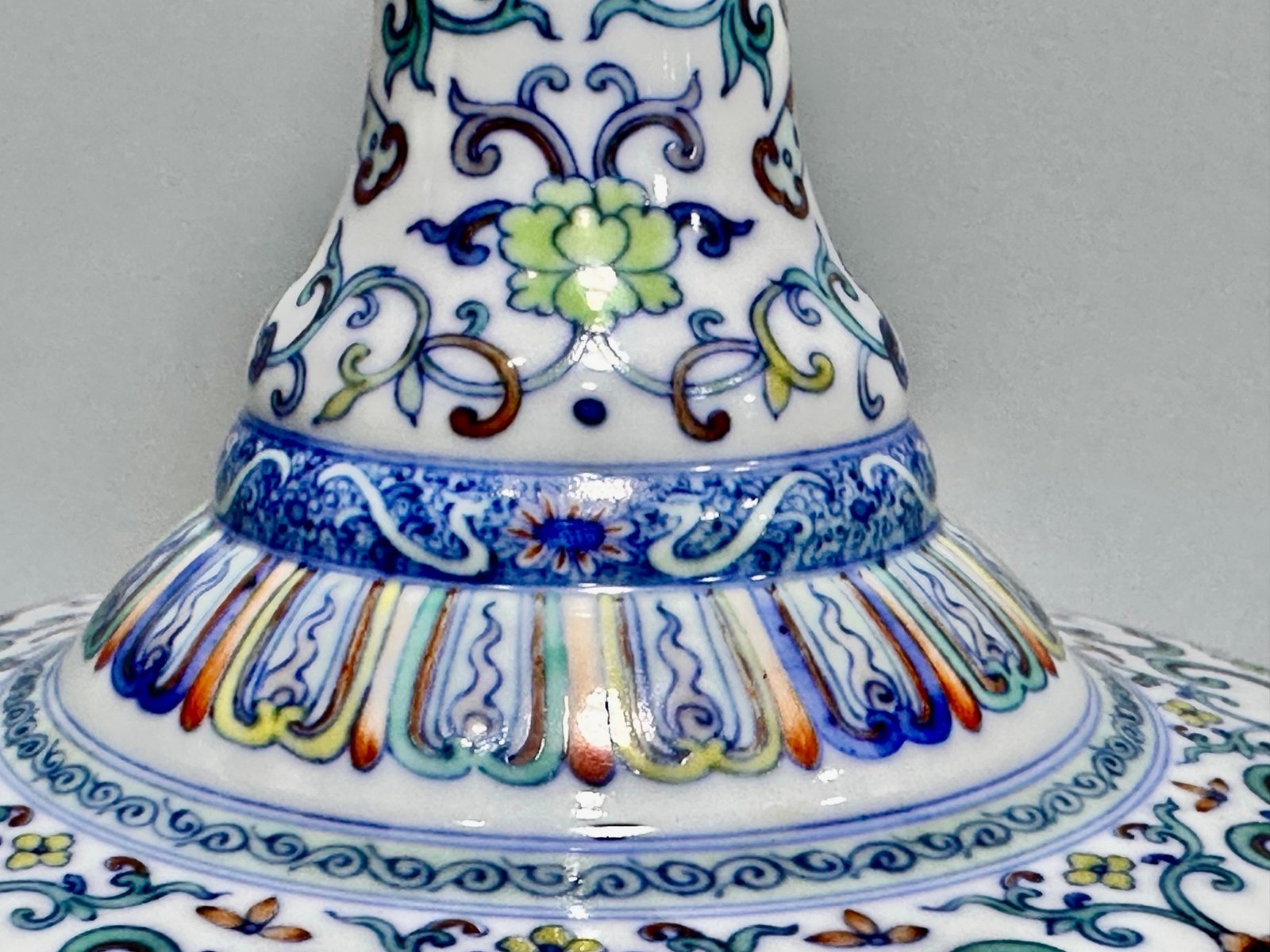 Qing Dynasty Yongzheng this vase is decorated with colorful branches