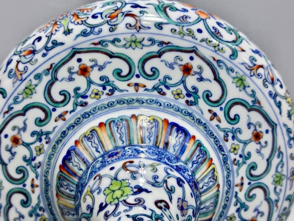 Qing Dynasty Yongzheng this vase is decorated with colorful branches