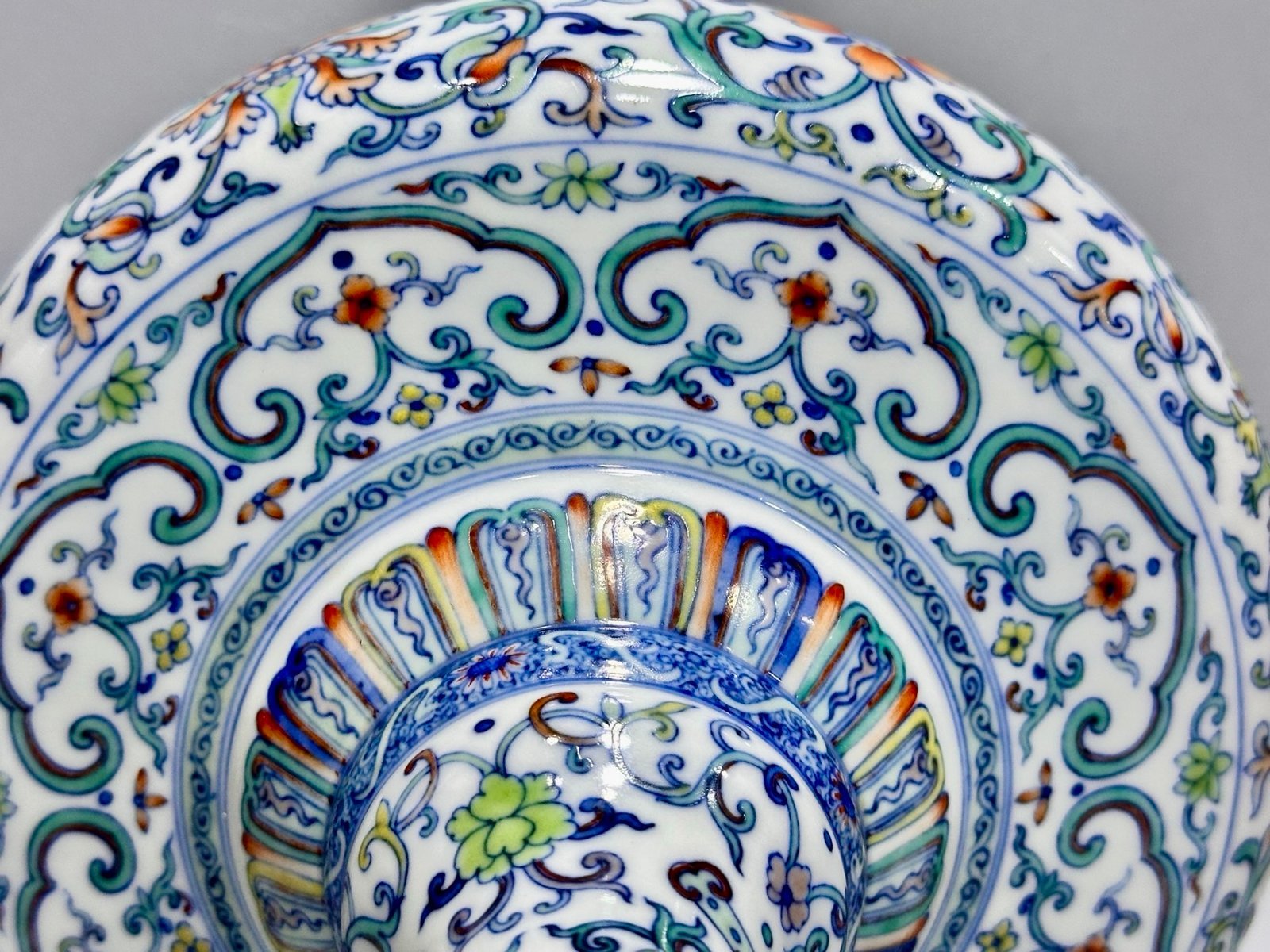 Qing Dynasty Yongzheng this vase is decorated with colorful branches