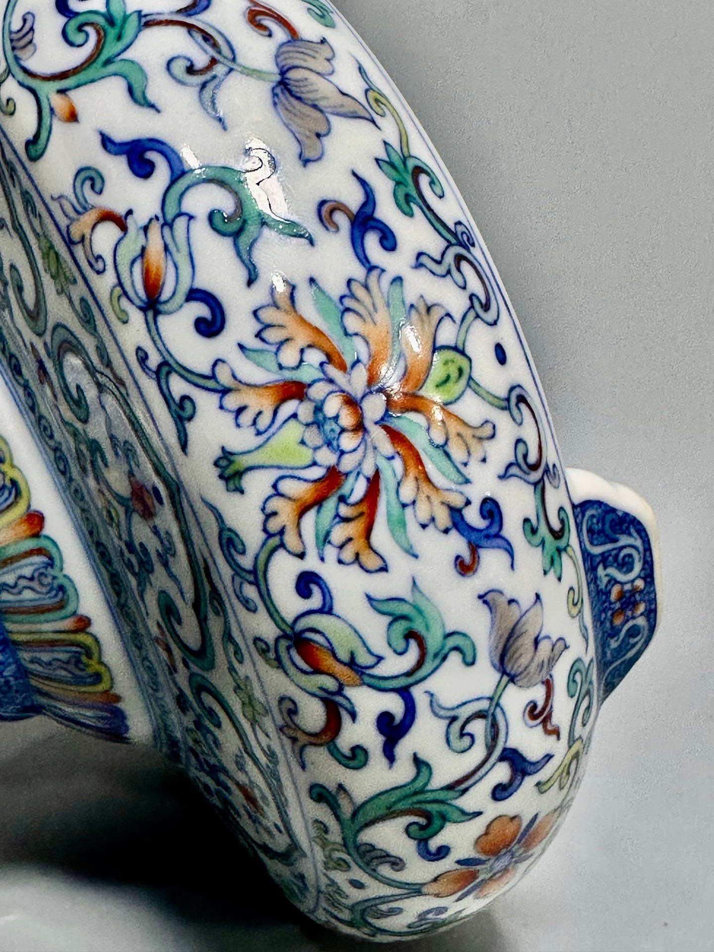 Qing Dynasty Yongzheng this vase is decorated with colorful branches