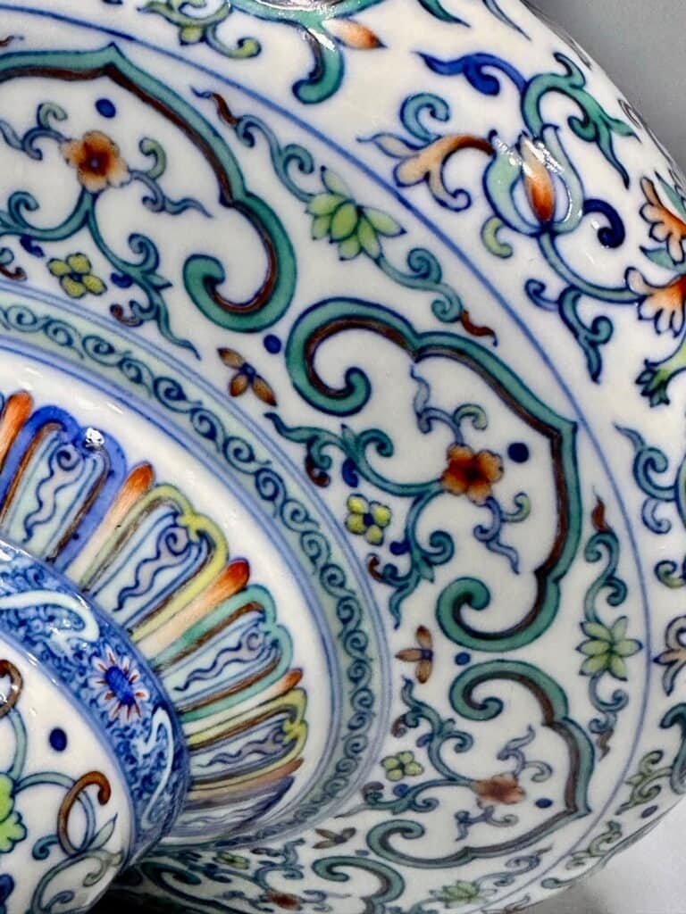 Qing Dynasty Yongzheng this vase is decorated with colorful branches