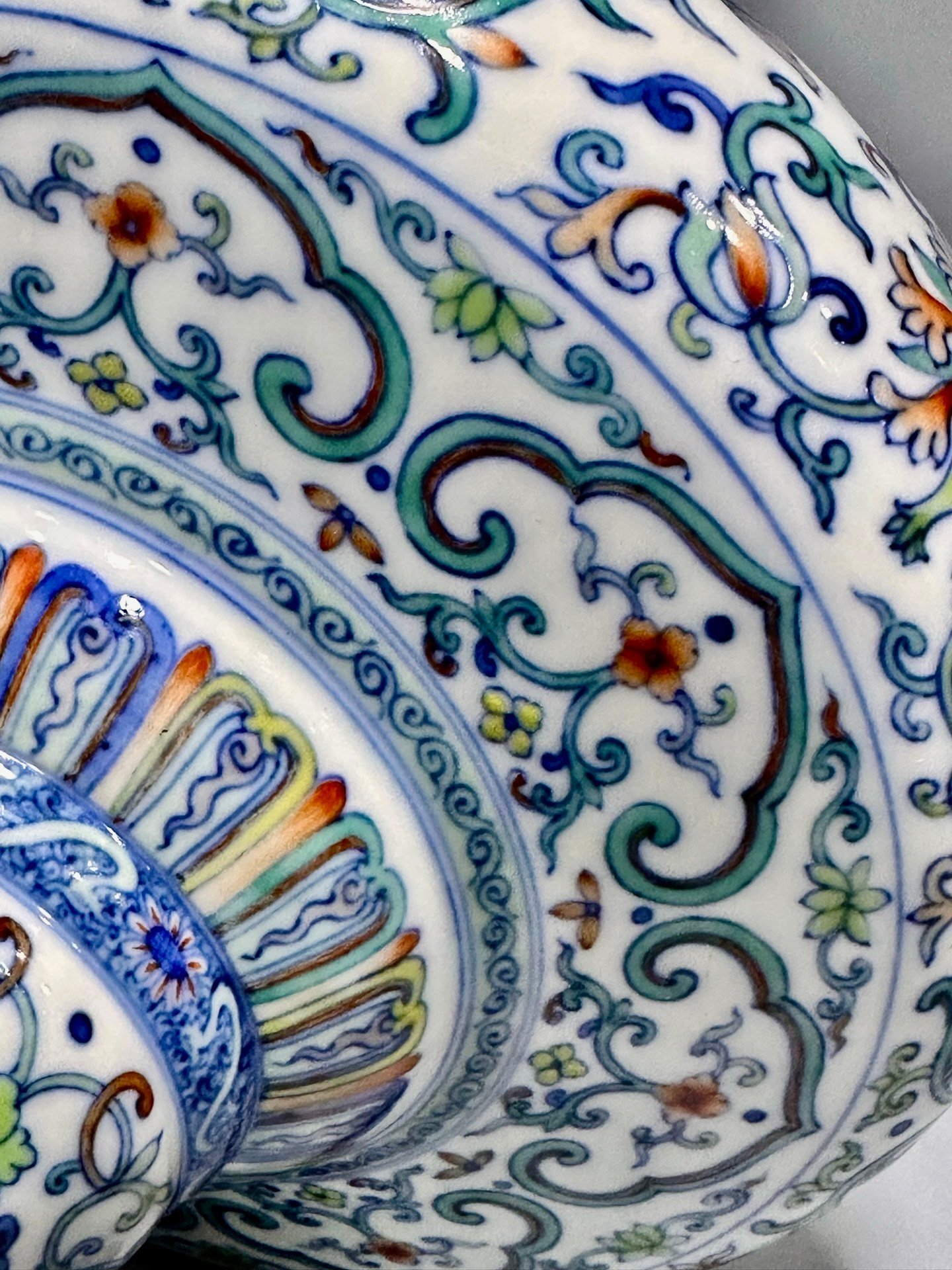 Qing Dynasty Yongzheng this vase is decorated with colorful branches