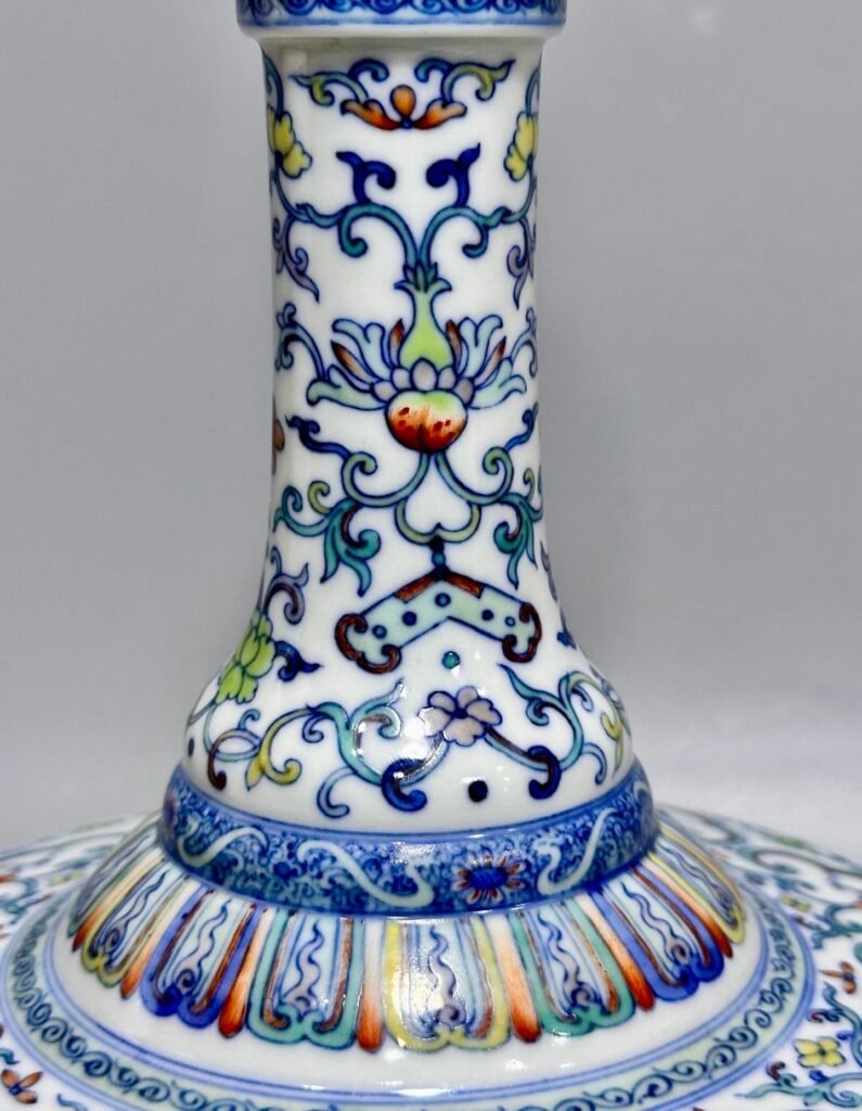 Qing Dynasty Yongzheng this vase is decorated with colorful branches
