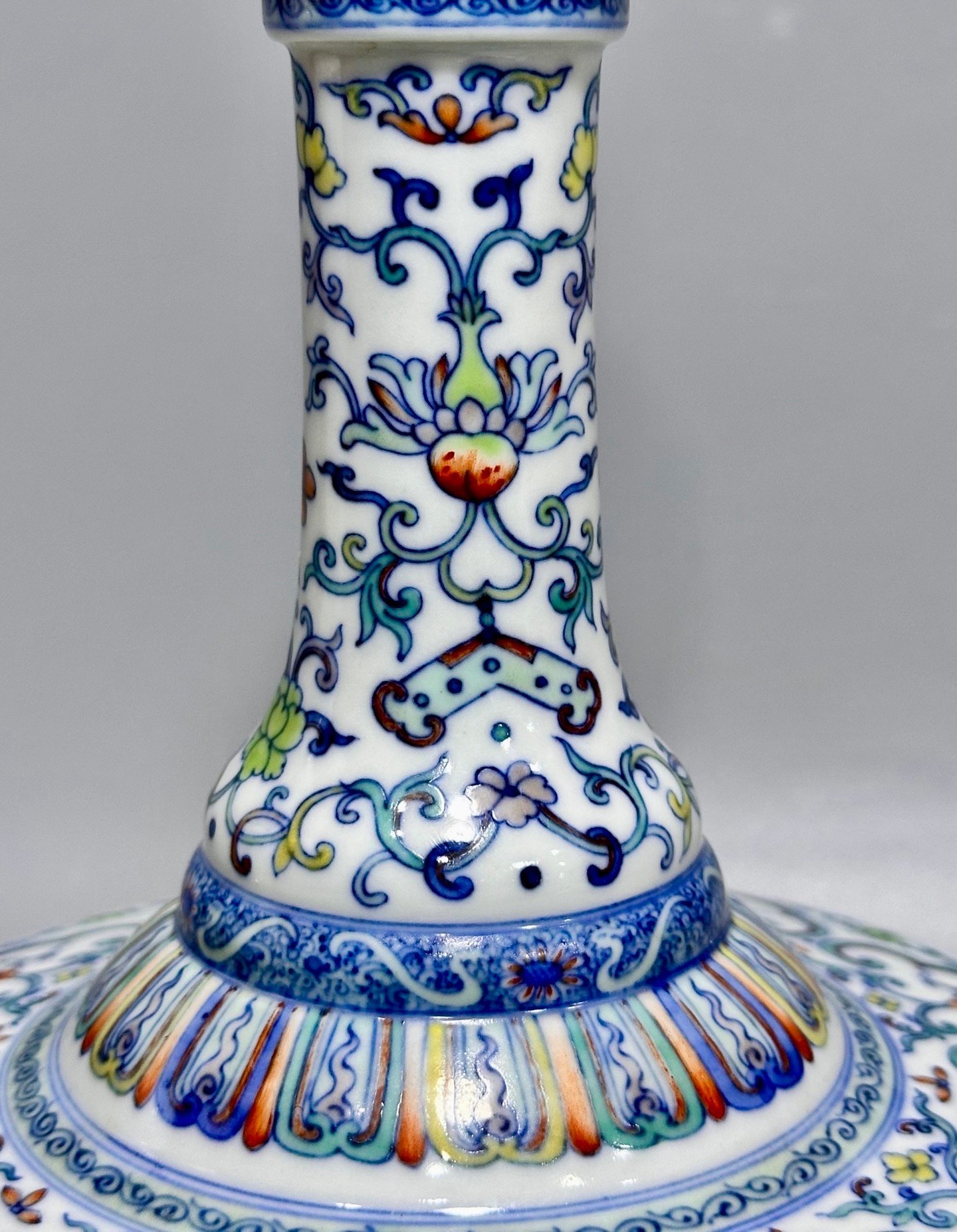 Qing Dynasty Yongzheng this vase is decorated with colorful branches