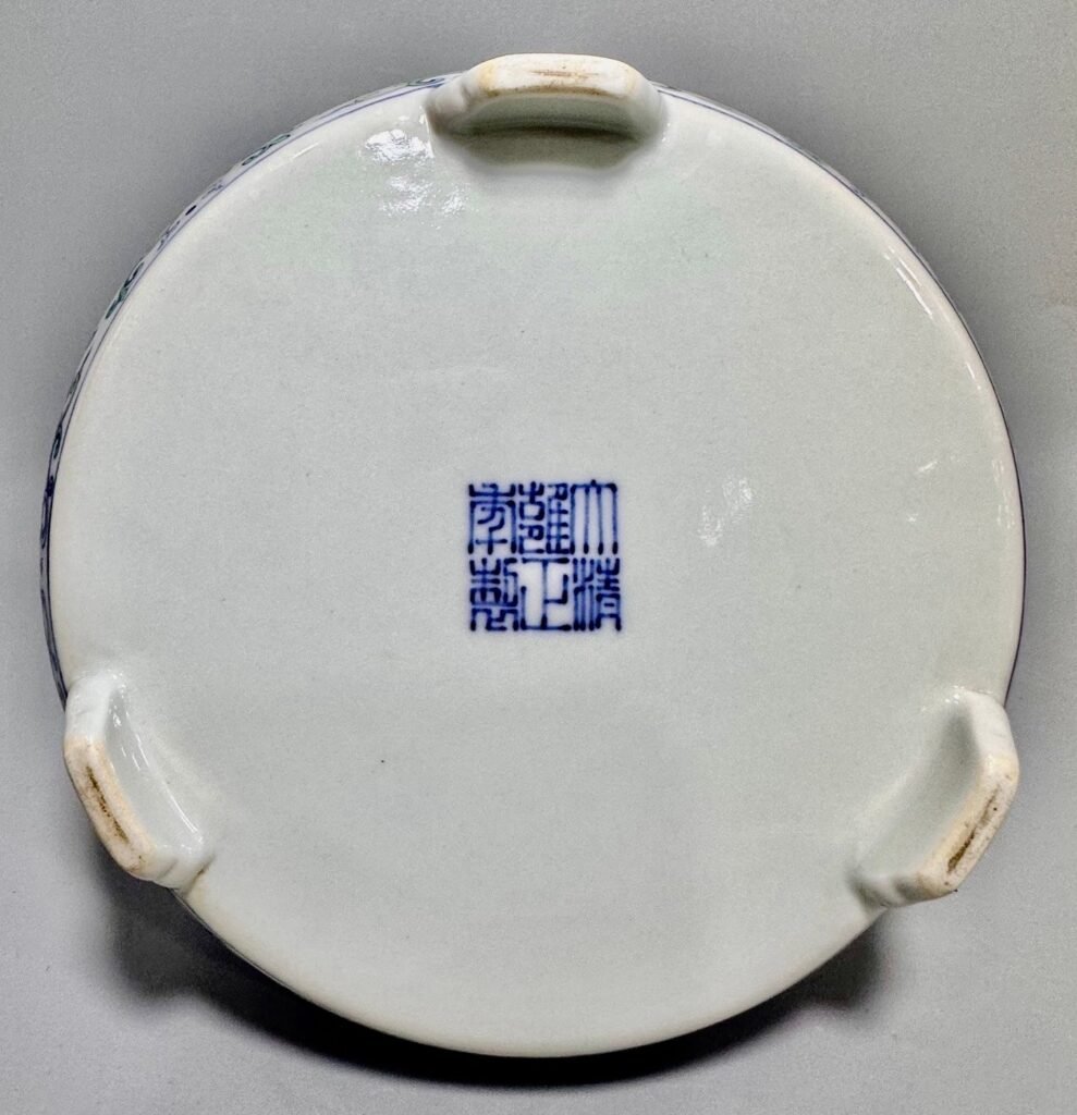 Qing Dynasty Yongzheng this vase is decorated with colorful branches