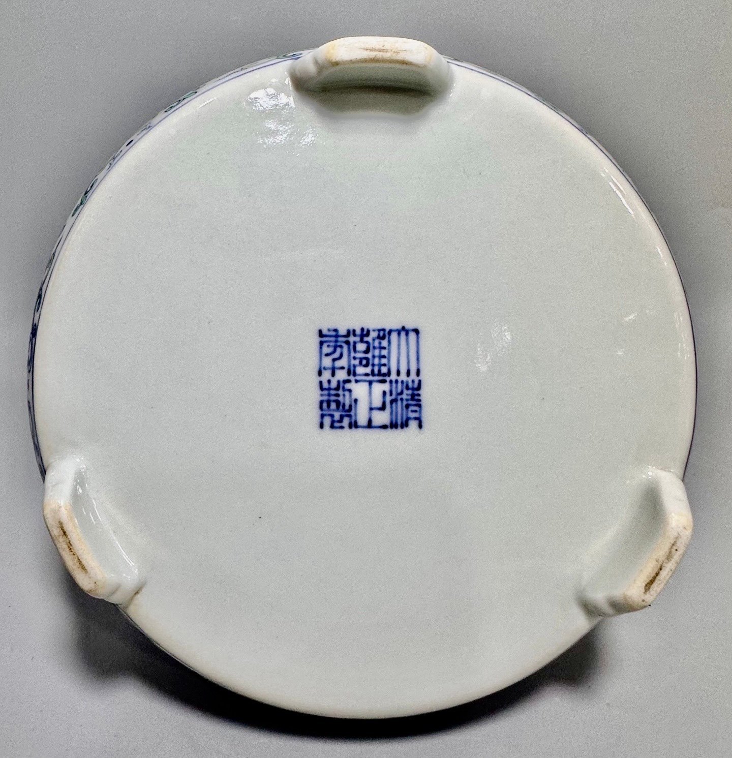 Qing Dynasty Yongzheng this vase is decorated with colorful branches