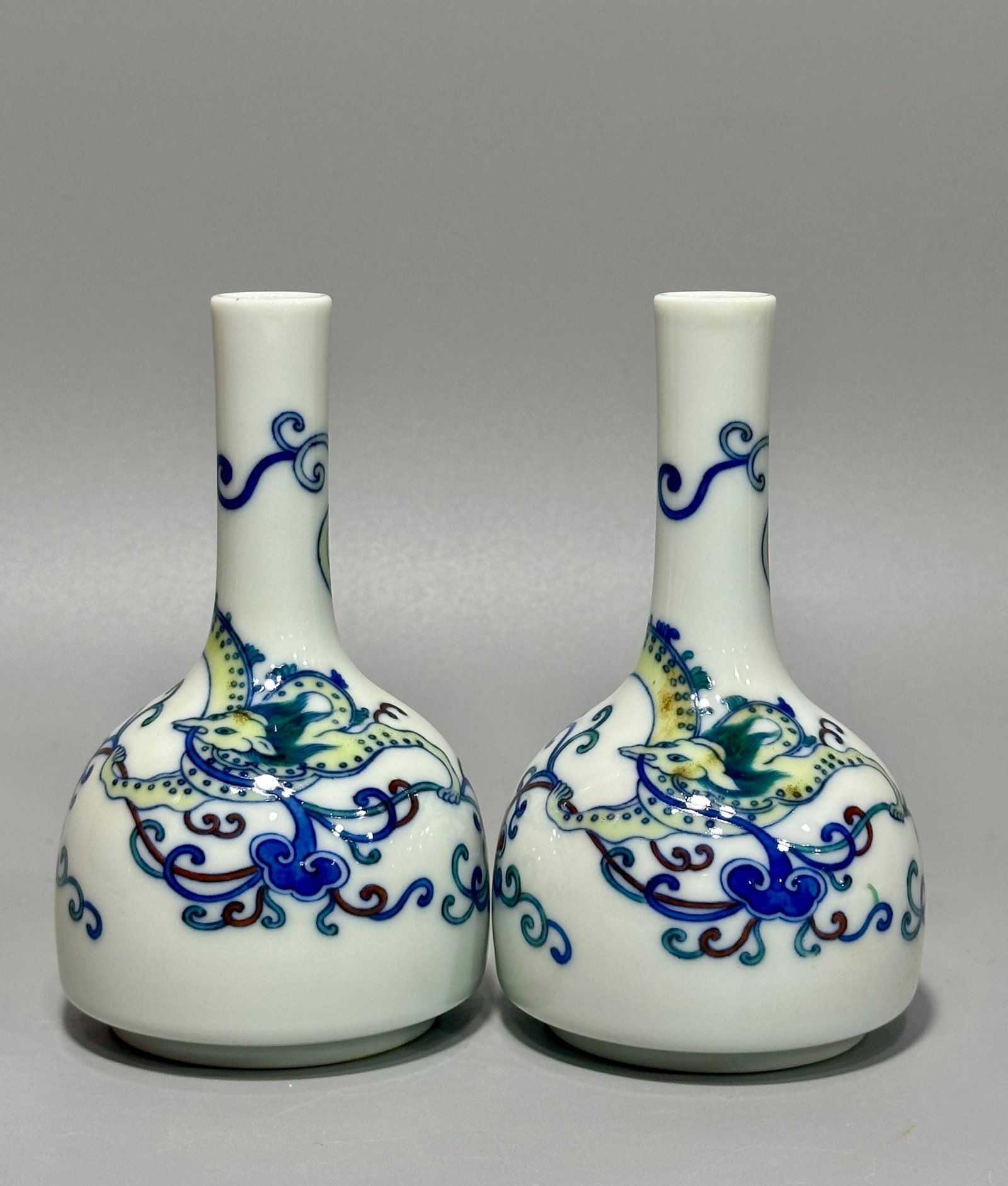 Qing Dynasty Yongzheng long-necked small vase