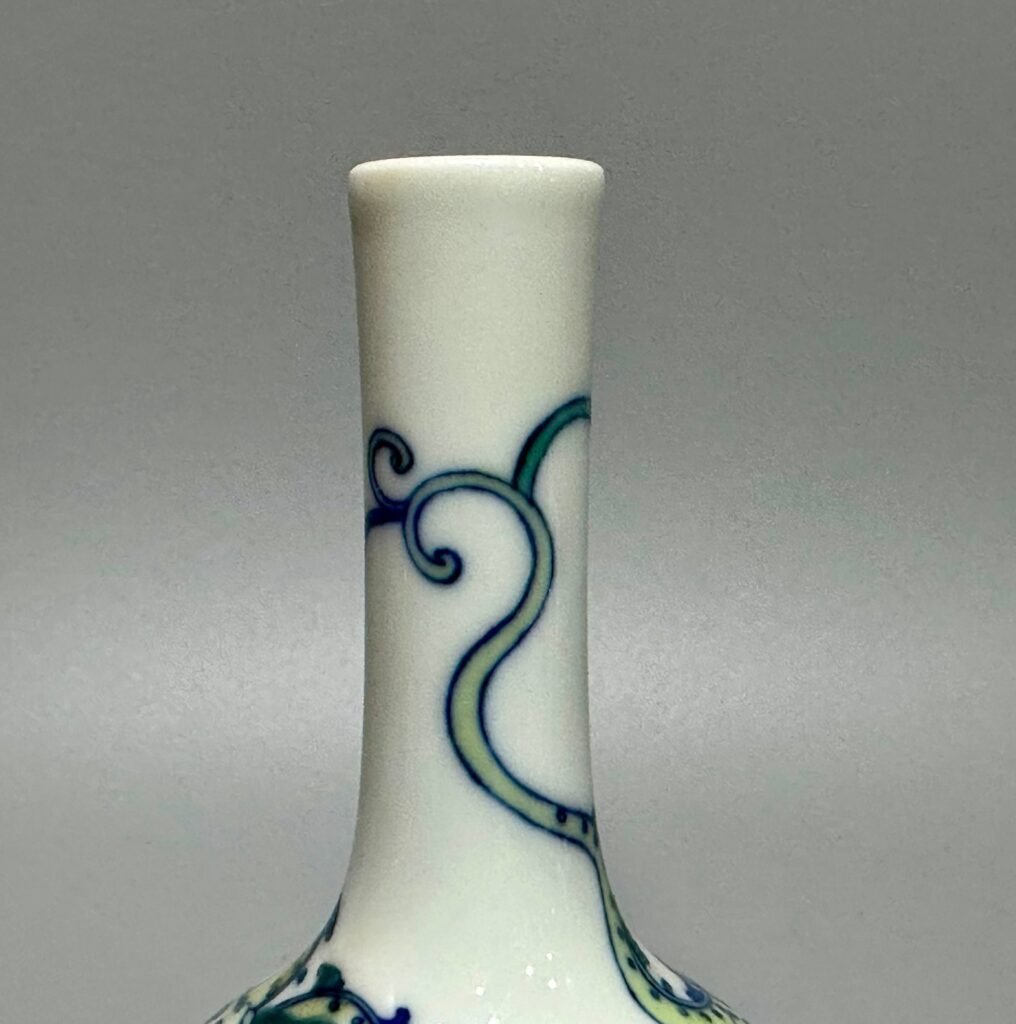 Qing Dynasty Yongzheng long-necked small vase