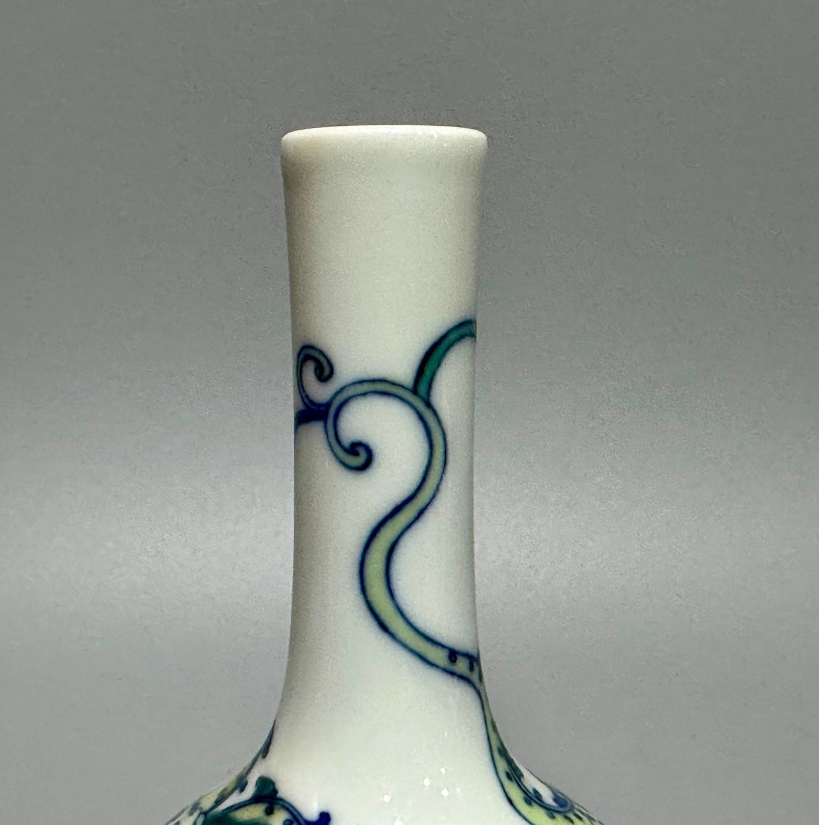 Qing Dynasty Yongzheng long-necked small vase