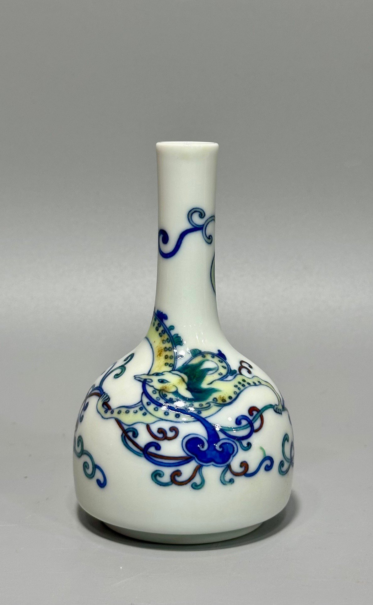 Qing Dynasty Yongzheng long-necked small vase