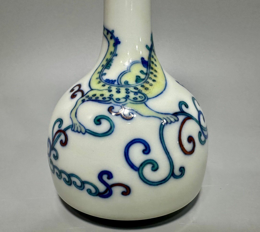 Qing Dynasty Yongzheng long-necked small vase