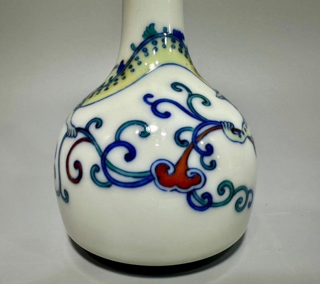 Qing Dynasty Yongzheng long-necked small vase