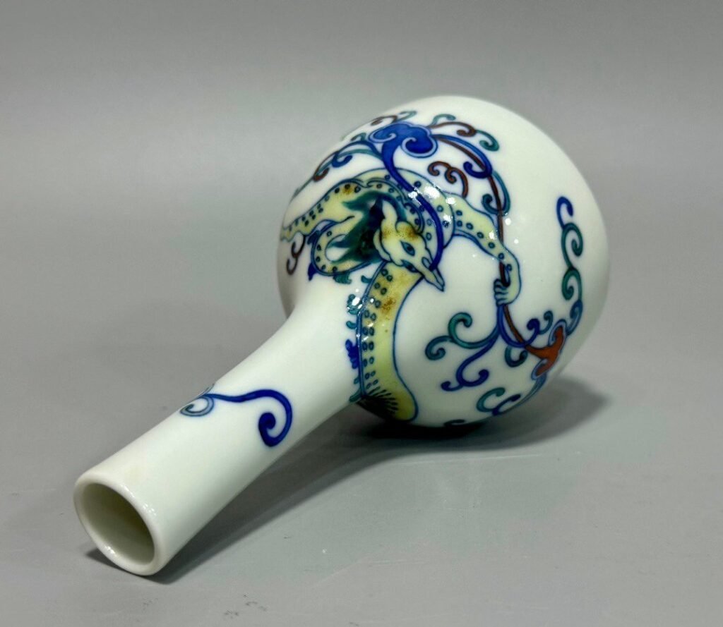 Qing Dynasty Yongzheng long-necked small vase