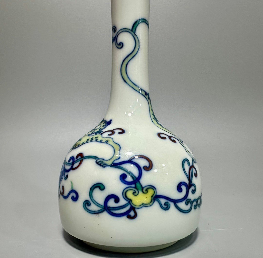 Qing Dynasty Yongzheng long-necked small vase