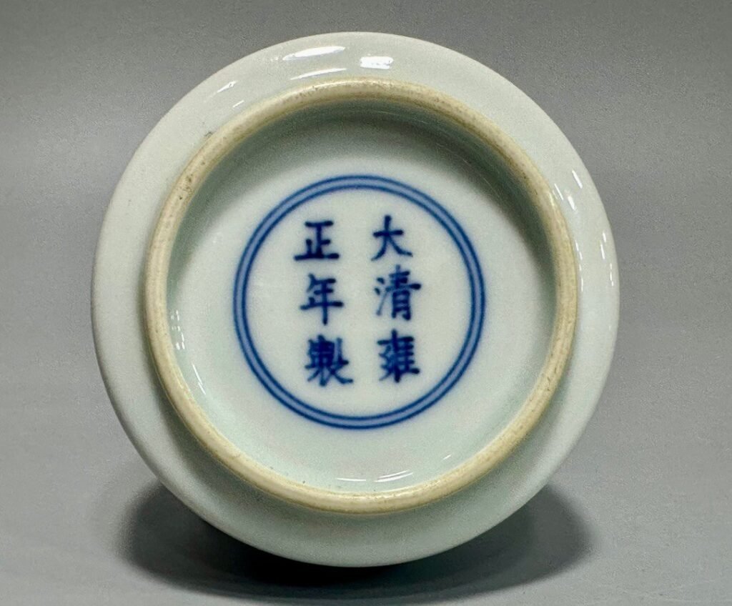 Qing Dynasty Yongzheng long-necked small vase